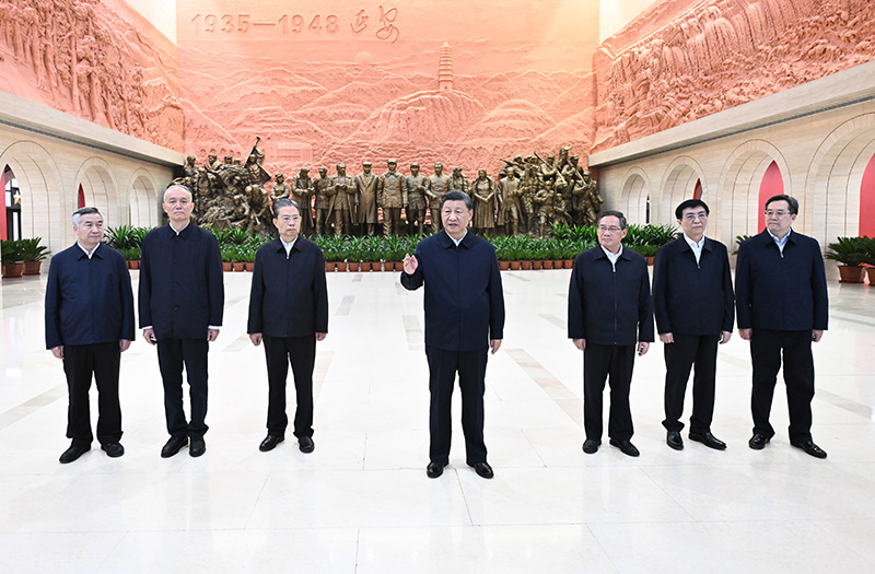　　10月27日，中共中央總書記、國家主席、中央軍委主席習近平帶領(lǐng)中共中央政治局常委李強、趙樂際、王滬寧、蔡奇、丁薛祥、李希，瞻仰延安革命紀念地。這是習近平在延安革命紀念館參觀《偉大歷程——中共中央在延安十三年歷史陳列》結(jié)束時發(fā)表重要講話。